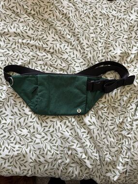 Lululemon Everywhere Belt Bag Forest Green 1L Crossbody Fannypack